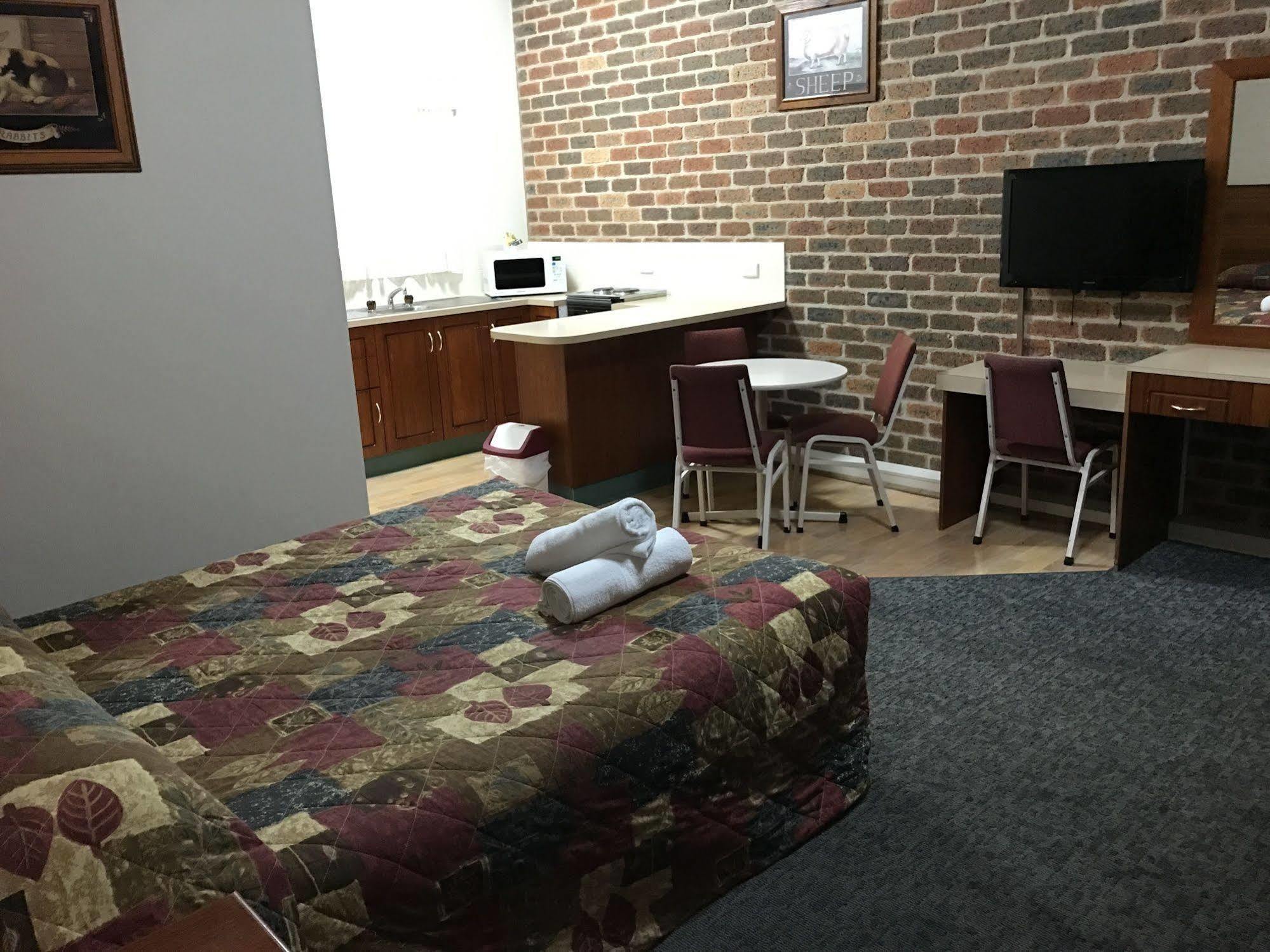 Leeton Heritage Motor Inn Экстерьер фото