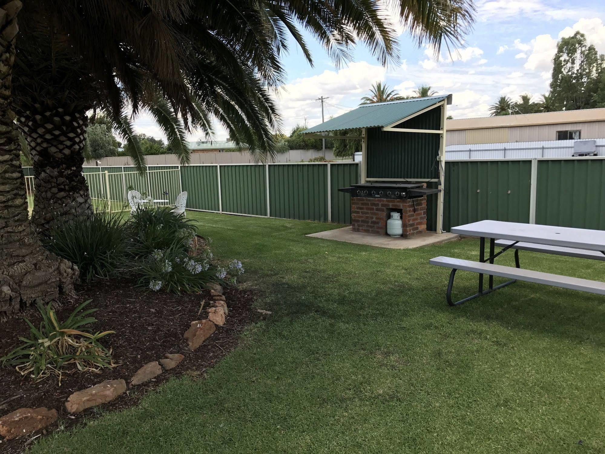 Leeton Heritage Motor Inn Экстерьер фото